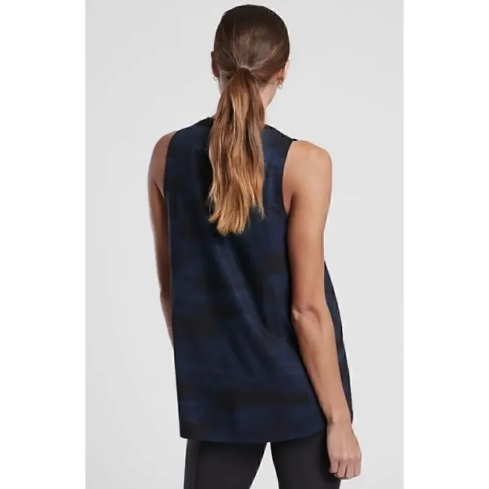 ATHLETA ZEPHYR PRINT TANK IN BLURRED CAMO NAVY SIZE XS NWOT